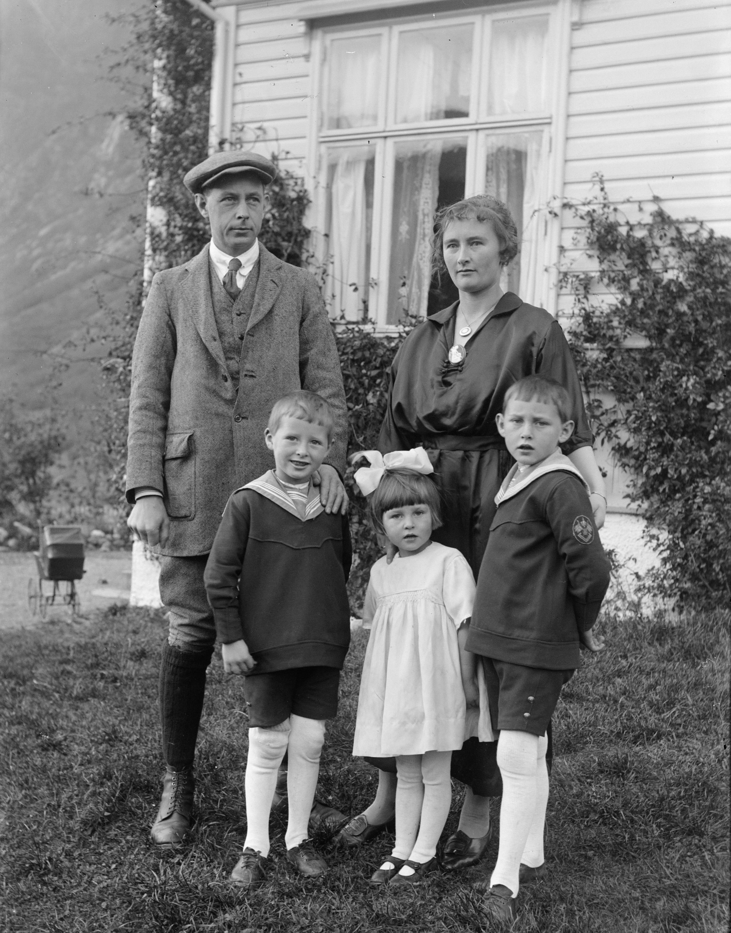 Early-1900s family portrait